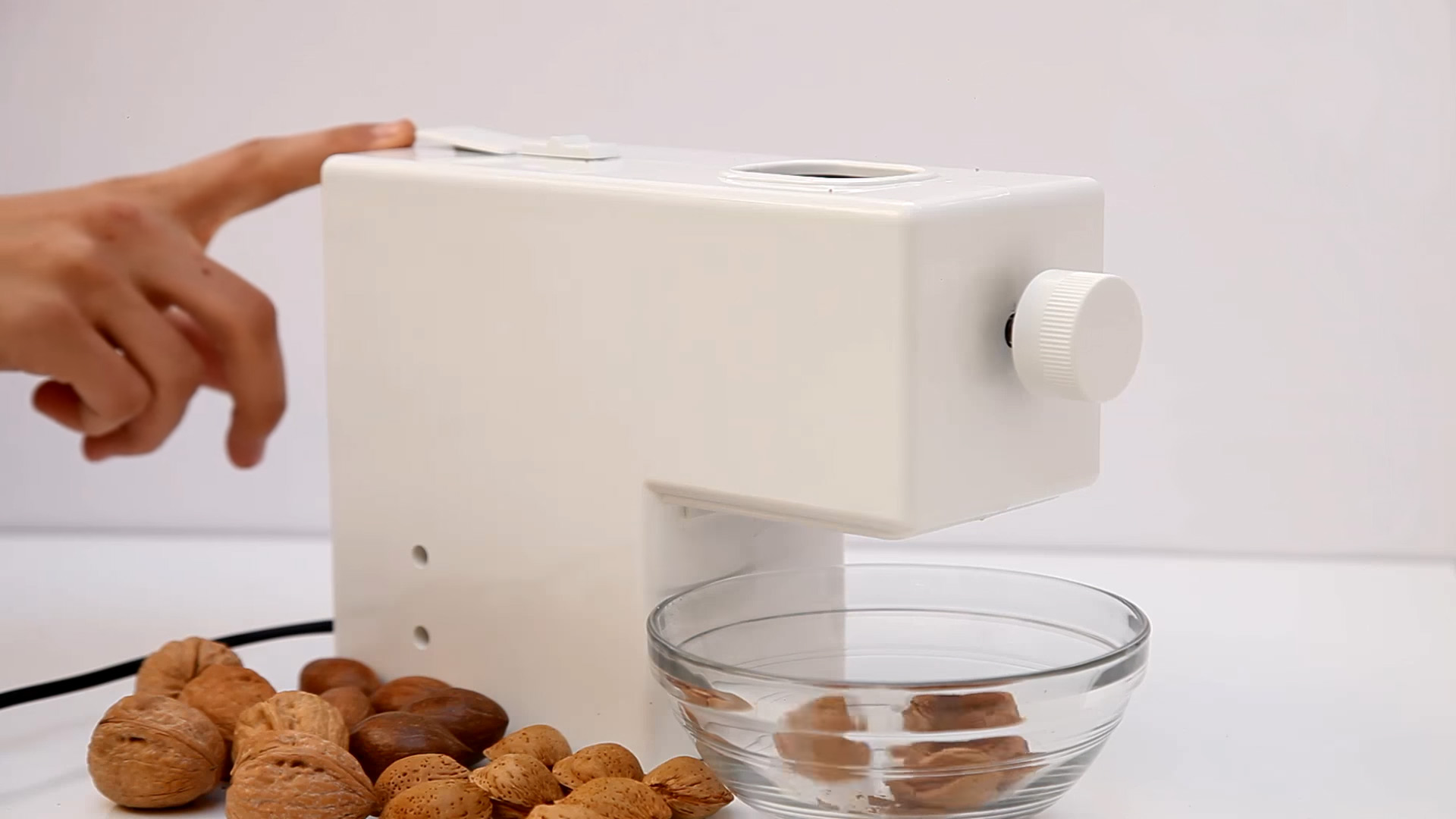 Elektrický louskáček na ořechy - rozbaleno